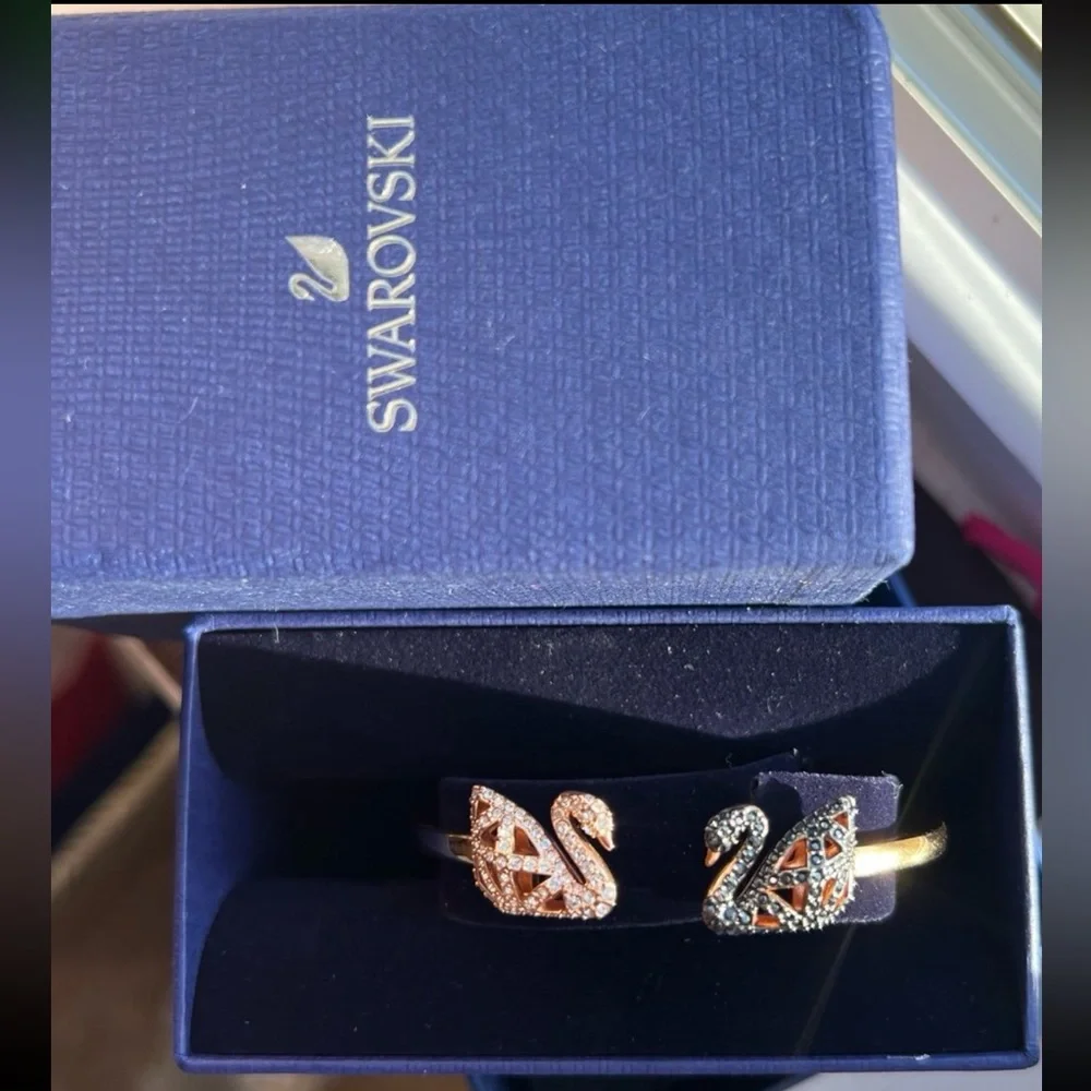 Rare find swarovski Facet Swan Bangle Bracelet Multi Color, Size medium -like ne